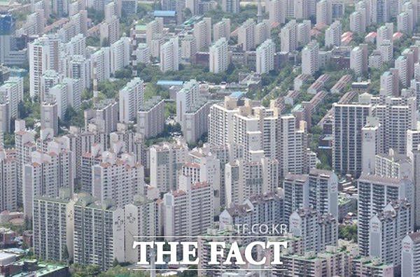 부동산 정보업체 직방에 따르면 올해 상반기 서울 아파트 전세 거래 중 2억∼4억 원 비중은 39.0%, 2억 원 이하 비중은 13.7%로 4억 원 이하 전세 거래 비중이 52.7%였다. /더팩트 DB