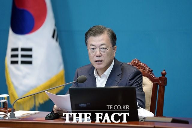 문재인 대통령이 10일 청와대에서 주재한 수석보좌관회의에서 "댐의 관리와 4대강 보의 영향에 대해서도 전문가들과 함께 깊이 있는 조사와 평가를 당부한다"고 말했다. /청와대 제공