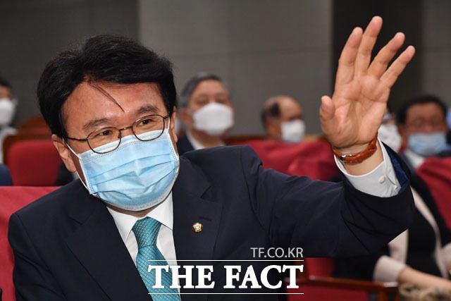 황운하(사진) 더불어민주당 의원은 최근 조국 전 법무부 장관이 이른바 울산시장 선거개입 사건과 관련해 검찰이 문재인 대통령 탄핵을 목표로 했다는 주장에 "제 생각과 정확히 일치한다"고 밝혔다. 황 의원은 해당 사건 의혹 당사자로 현재 기소된 상태다. /남윤호 기자