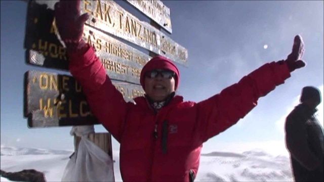 진미령은 요즘도 하루에 스쿼트 100개, 윗몸일으키기 100개를 하며 체력과 건강을 유지한다고 한다. 사진은 지난 2006년 전문 산악인 허영호 등과 아프리카 최고봉 킬리만자로(5895m) 등반 당시. /령뮤직 제공