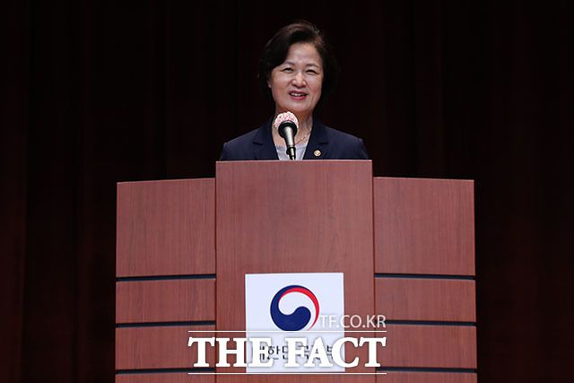 추미애 법무부 장관이 3일 경기도 과천시 정부과천청사 후생동 대강당에서 열린 신임 검사 임관식에서 신임 검사들에게 당부의 말을 전하고 있다. /뉴시스