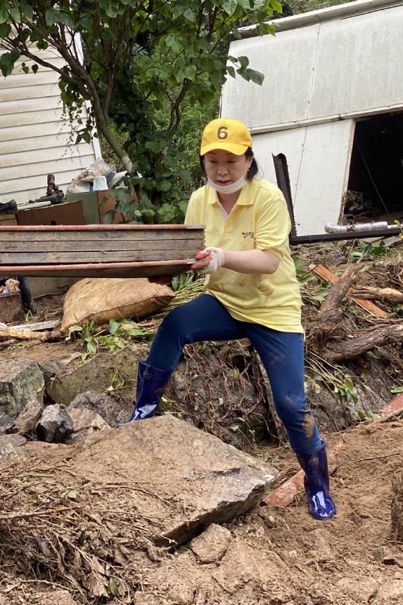 정의당은 심 대표의 추가 사진을 공개하며 "옷과 장화가 깨끗하다는 지적에 (사진을) 삭제했다는 보도는 사실과 동떨어졌다"며 유감을 드러냈다. /정의당 제공