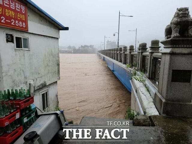 전남 순천시 구례구역 섬진강의 수위가 높아지면서 섬진교가 위태롭다./독자 제공