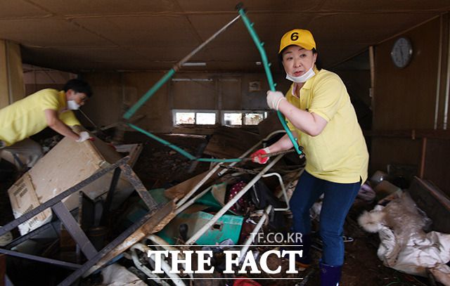 집중 호우로 인한 피해 현장을 찾은 심상정 정의당 대표가 지난 7일 올린 봉사활동 사진을 올렸다가 여론의 뭇매를 맞고 이틀 뒤 돌연 삭제했다. /임영무 기자