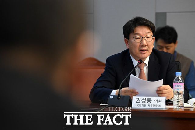 정치권에서 4대강 논란이 뜨거운 가운데 권성동(사진) 무소속 의원이 문재인 대통령의 4대강 언급과 관련해 "가뭄과 홍수 예방에 자신 있으면 지금 즉시 4대강 보를 파괴하세요"라고 요구해 이목이 쏠린다. /임세준 기자