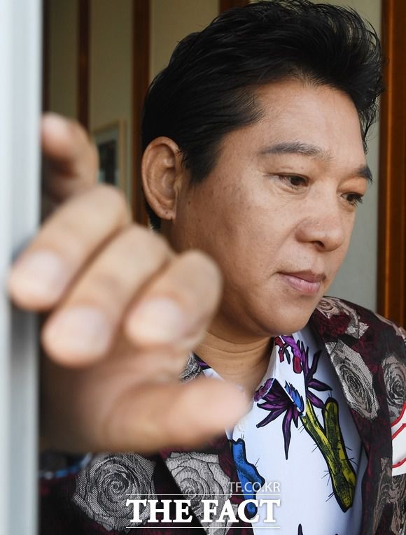 가수 박상철의 막내 딸이 현재 소송 중인 부인과 관련한 이야기를 자신의 블로그에 올렸다. 이 글을 본 박상철과 소송 중인 이 씨는 명예훼손으로 법적 대응을 시사하며 엇갈린 주장을 펼치고 있다. /이동률기자