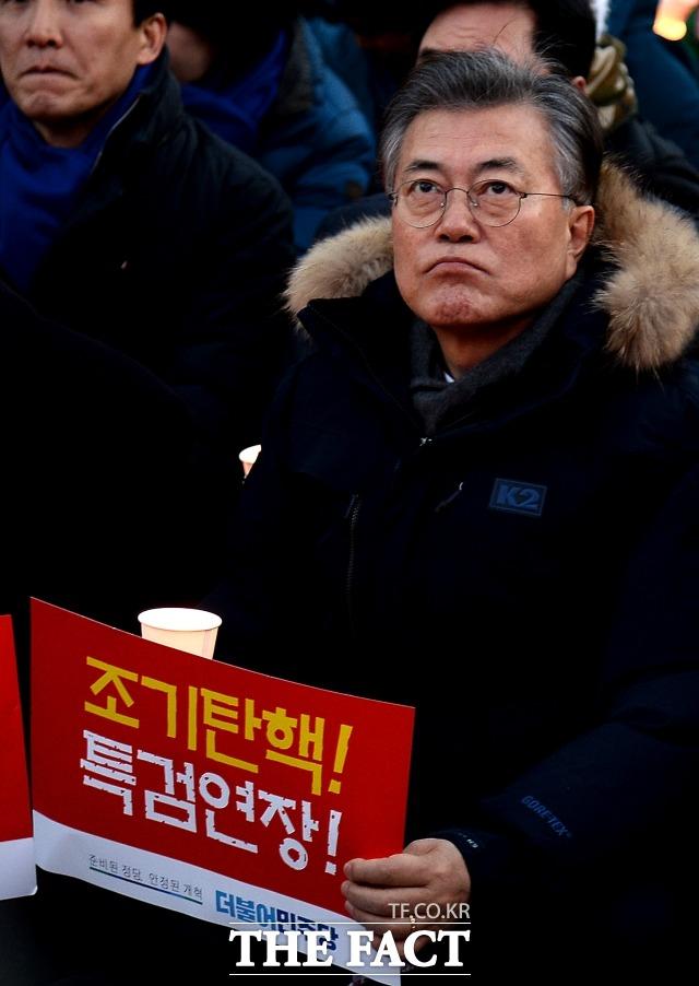 문재인 대통령은 박근혜 전 대통령 사면과 관련해 "재판 확정 이전에 사면을 바라는 것 자체가 어려운 일"이라고 밝혔다. 사진은 문 대통령이 지난 2017년 2월 박 전 대통령 탄핵 촛불집회 참석 당시. /더팩트 DB