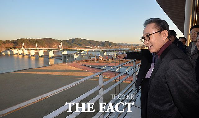 계속된 폭우로 섬진강 제방이 무너져 홍수 피해가 급증하면서 이명박 전 대통령의 핵심 사업이었던 '4대강'이 쟁점으로 떠올랐다. /더팩트DB