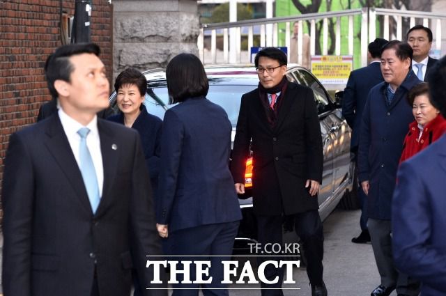 윤상현(가운데) 무소속 의원은 11일 문재인 대통령에게 오는 광복절에 박근혜 전 대통령 사면을 제안했다. 사진은 지난 2017년 3월 검찰 조사를 마치고 자택으로 귀가하는 박 전 대통령과 윤 의원의 모습. /더팩트 DB