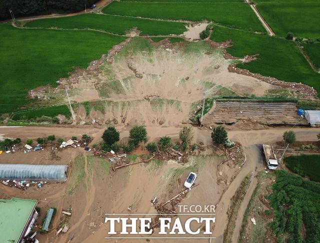 지난 2일 경기남부지역에 시간당 100mm가 넘는 폭우가 쏟아지는 등 집중호우로 산사태가 발생한 안성시 죽산면 장원리의 주택가의 모습. /배정한 기자