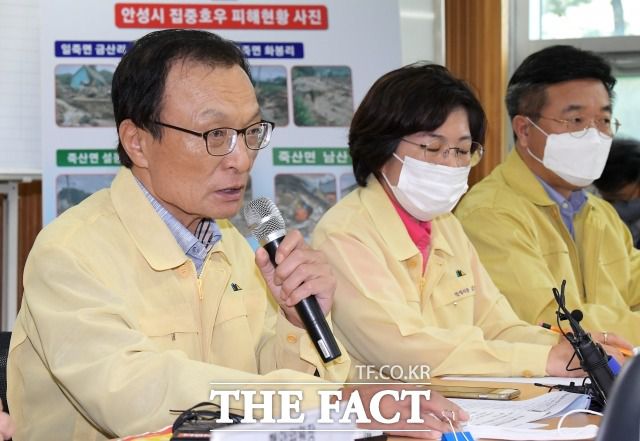 더불어민주당과 정부, 청와대는 12일 긴급 당정청협의회를 열어 재난지원급 지급 액수를 현재의 2배로 상향 조정키로 했다. 4차 추가경정예산안 추진은 추후 판단키로 결정을 유보했다. 지난 6일 경기도 안성시 수해복구 통합지원본부에서 발언하는 이해찬 민주당 대표(왼쪽). /이선화 기자