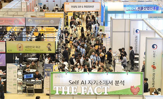 15세 이상 고용률은 60.5%로 1년 전보다 1.0%포인트 하락했다. 7월 기준 2011년(60.2%) 이후 9년 만에 최저치다. /이선화 기자