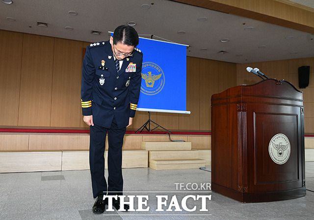 배용주 경기남부지방경찰청장이 지난 7월 2일 오전 경기도 수원시 장안구 경기남부지방경찰청 강당에서 이춘재 사건 수사경과 브리핑 발표에 앞서 피해자들에게 고개숙여 사과하고 있는 모습. /이동률 기자