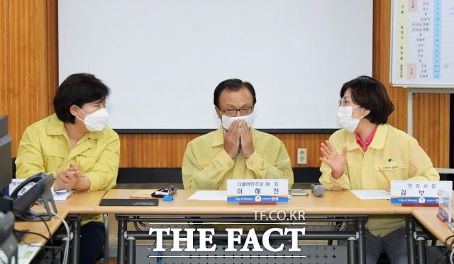 더불어민주당은 논란을 사전 차단하기 위해 소속 의원들에게 수해 지역 방문 시 언론 대동 금지 및 회식 자제령을 내렸다. 지난 6일 오전 경기도 안성시 죽산면사무소에 마련된 수해복구 통합지원본부에 방문해 대화 나누는 이해찬 더불어민주당 대표(가운데), 서영교 더불어민주당 의원(왼쪽)과 김보라 안성시장(오른쪽). /이선화 기자