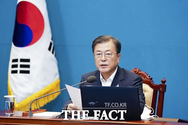 문재인 대통령이 "부동산 시장이 안정화 단계에 접어들었다"고 언급하자 업계 전문가들은 "현실을 제대로 직시하지 못 하고 있다"며 비판하고 나섰다. /청와대 제공