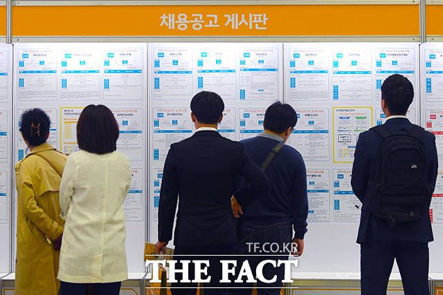 통계청이 12일 발표한 '7월 고용동향'에 따르면 지난달 취업자는 2710만6000명으로 1년 전보다 27만7000명 감소했다. /더팩트DB