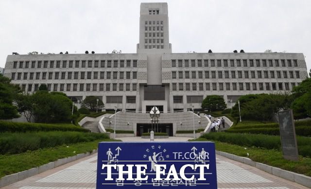 법원행정처에 수사기밀을 유출한 혐의로 재판에 넘겨진 이태종 전 서울서부지방법원장에 대한 법원의 결론이 다음달 나온다. 사진은 서울 서초구 대법원. /이새롬 기자