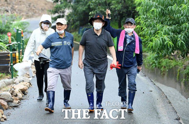 최근 통합당의 좌클릭 행보와 민주당의 부동산 실책으로 탄핵 이후 처음으로 통합당이 민주당 지지율을 앞질렀다. 지난 5일 수해 복구 작업에 나선 통합당 지도부 /임세준 기자