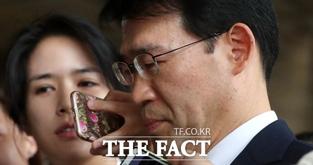 신광렬 부장판사가 지난 2018년 서울 서초구 서울중앙지방검찰청에서 '정운호 게이트' 당시 영장심사에 개입한 의혹과 관련 피의자 신분 조사를 받기 위해 검찰로 향하고 있다. /뉴시스