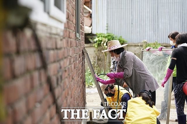 김정숙 여사가 12일 강원 철원군 동송읍 이길리 마을에서 수해 복구 봉사활동을 하고 있다. /청와대 제공