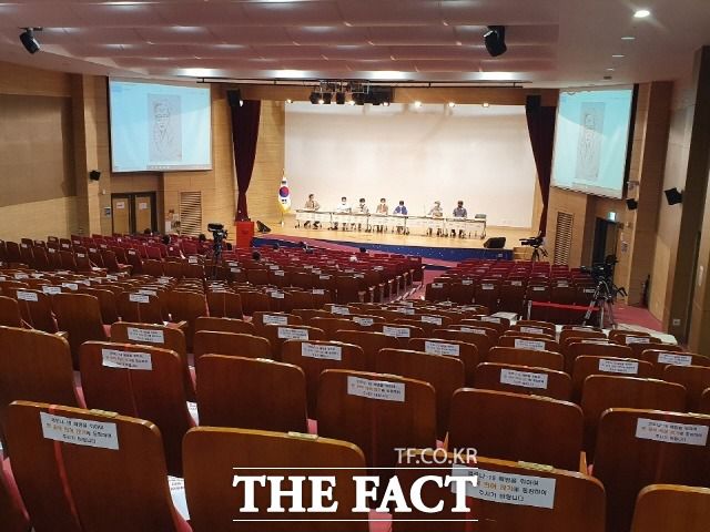 14일 '일본군 위안부 피해자 기림의 날'을 맞아 열린 한 토론회를 공동주최한 여권 의원들이 각자의 사정을 이유로 모두 불참했다. 800석 수용가능한 국회 대회의장은 텅텅 비었다. /국회=박숙현 기자