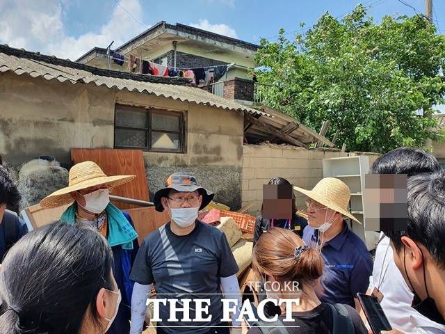 전문가들은 통합당이 반사이익으로 지지율을 얻었지만 향후 민주당과 경쟁관계를 이어나갈 것으로 보고 있다. 13일 전북 남원 수해복구 현장을 찾은 통합당 지도부. /허주열 기자