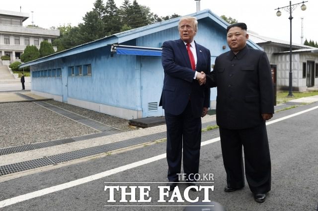 도널드 트럼프 미국 대통령과 김정은 북한 국무위원장이 주고받은 친서 25통이 처음으로 공개된다. 사진은 지난해 6월 판문점 공동경비구역에서 만난 트럼프 대통령과 김 위원장. /AP.뉴시스