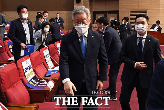 13일 국회 토론회를 찾은 이재명 경기도지사(가운데)는 당 지지율 하락에 관해 "(부동산) 정책으로 인한 고통과 어려움이 지지율에 크게 영향을 주지 않았나"라고 했다. /배정한 기자