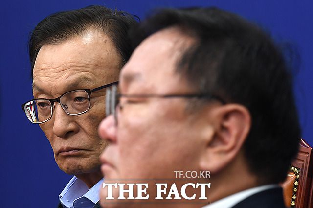 13일 박근혜 전 대통령 탄핵 이후 미래통합당 지지율이 더불어민주당 지지율을 처음으로 뒤집었다. 지난 3일 국회에서 열린 최고위원회의에 참석한 이해찬(왼쪽) 민주당 대표와 김태년 원내대표. /이새롬 기자