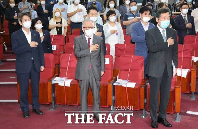 선·후배 통일부 장관인 이인영 장관과 정세현 전 장관(현 민주평화통일자문회의 부의장)이 한자리에 만났다. 이인영 통일부장관, 정세현 민주평통 수석부의장, 이낙연 더불어민주당 의원이 14일 서울 여의도 국회에서 열린 '다시, 평화의 길 번영의 문으로' 남북교류 관련 토론회에서 국민의례를 하고 있다. /뉴시스