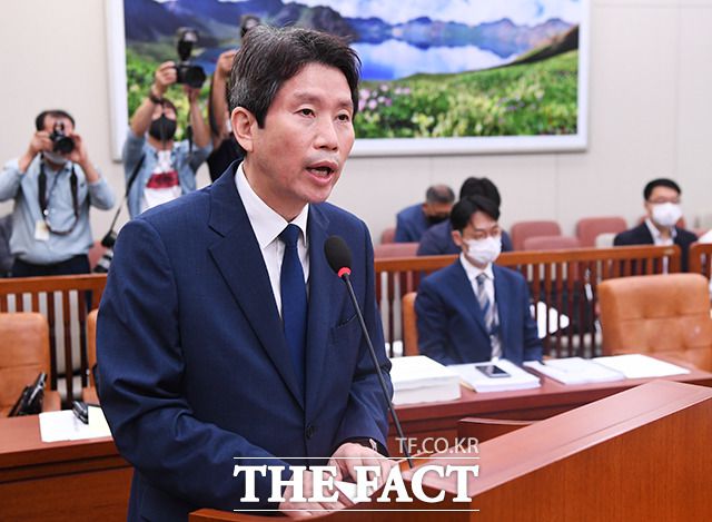 일각에선 '물물교환' 방식에 있어 중국측 중개회사를 통해 이뤄진다 해도 상당히 까다롭기때문에 대북제재에 저촉될 가능성이 있다고 주장이 나온다. 사진은 지난달 23일 국회 외교통일위원회 인사청문회 당시 이 장관. /배정한 기자