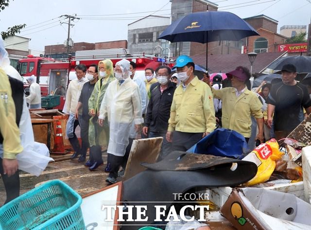 사진은 지난 10일 통합당 김종인 비대위원장과 주호영 원내대표가 전남 구례군 구례읍 구례 5일 시장 수해 침수피해 지역을 관계자들과 함께 둘러보던 당시. /뉴시스