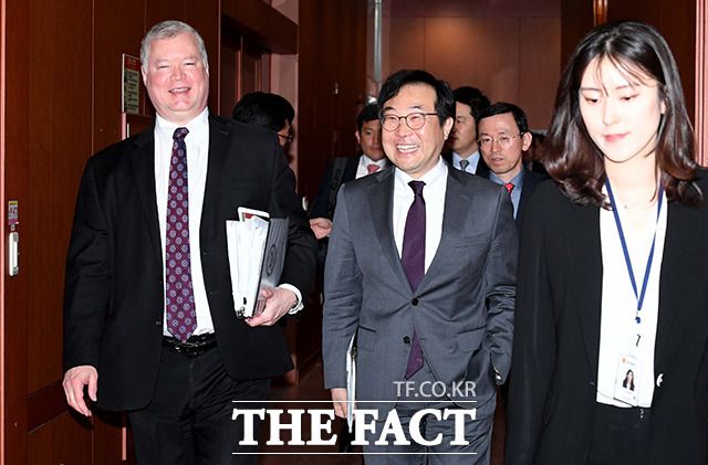 근본적인 해석 차이 때문에 한미워킹그룹과 논의를 해야 할지에 대해 전문가들 사이에도 입장이 엇갈리고 있다. 이도훈(오른쪽) 외교부 한반도평화교섭본부장과 스티브 비건 미국 국무부 대북정책특별대표. /사진공동취재단