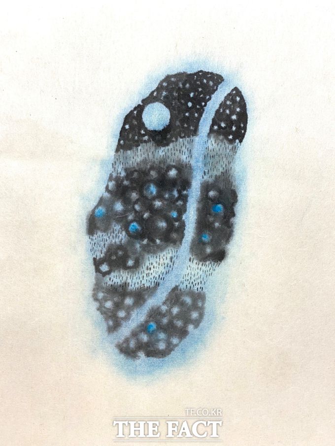 전지홍 '달에게 부치는 등기' (순지에 먹과 파스텔, 18.9 x 23.9)./ 장동 콜렉티브 제공