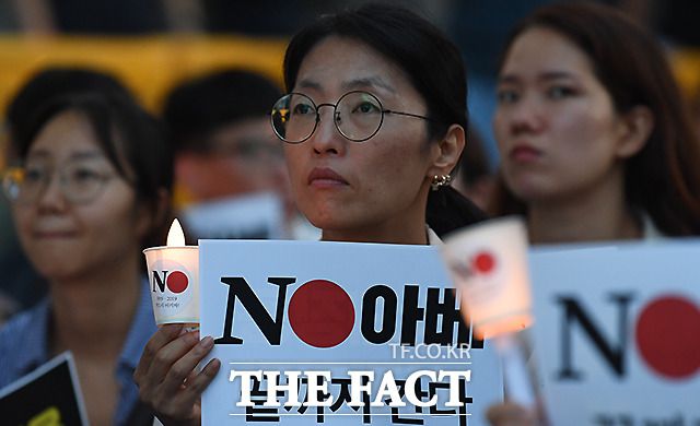 전문가들은 강제징용문제 관련해 장기화될 가능성에 대해 설명했다. 지난해 서울 종로구 일본대사관 앞에서 일본의 강제징용 사죄와 경제보복 철회를 요구하는 촛불을 든 시민들. /이새롬 기자