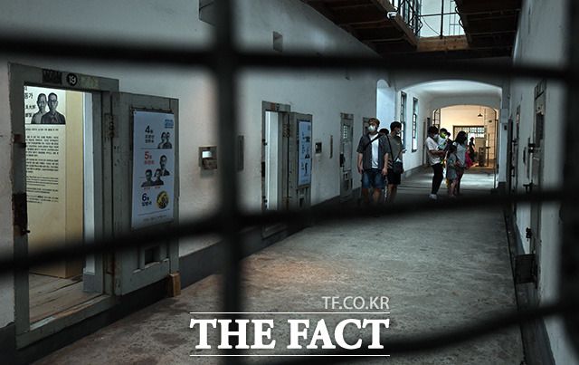 관람객들이 옥사 내부를 둘러보고 있다.