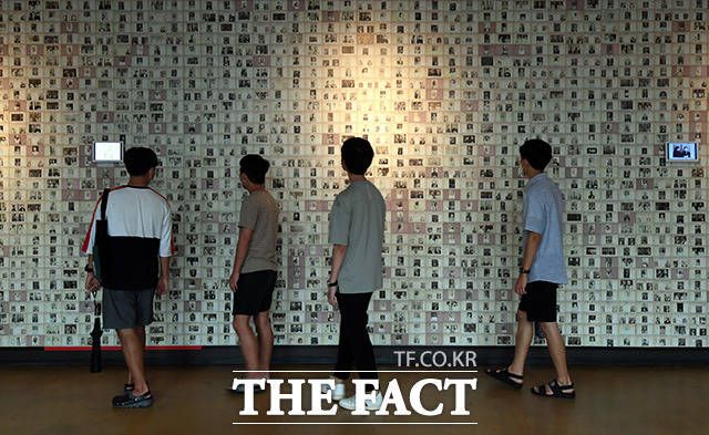 서대문형무소 역사관을 찾은 관람객들이 독립운동가들의 사진을 관람하고 있다.