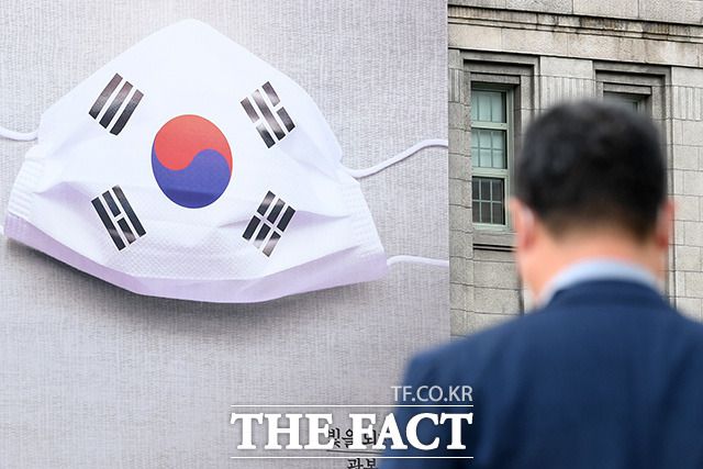 15일 광복 75주년을 맞는 가운데 향후 한일관계의 향후 전망에 대해 관심이 쏠리고 있다. 13일 오후 서울 중구 서울도서관 외벽에 광복절 75주년을 맞아 코로나19로 빼앗긴 일상을 시민과 함께 되찾겠다는 염원이 담긴 꿈새김판이 공개되고 있다. /서울도서관=남용희 기자