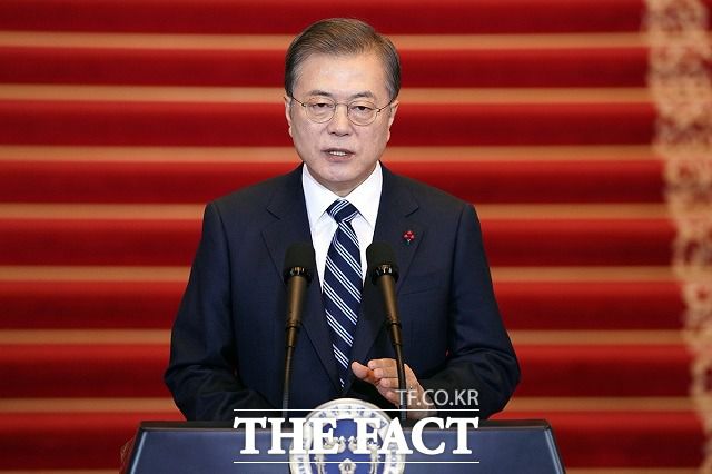 문재인 대통령은 16일 일부 교회를 중심으로 코로나19 확진자가 급증하는 것과 관련해 "매우 우려스럽다"면서 단호한 조치를 취할 뜻을 밝혔다. /청와대 제공