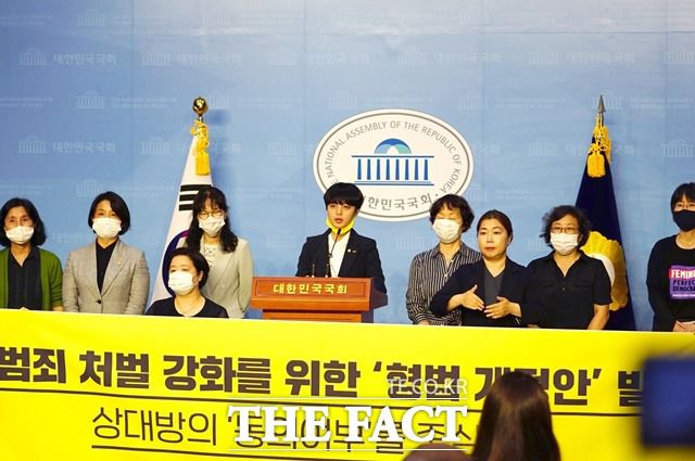 류호정(가운데) 정의당 의원이 상대방의 동의 여부를 중심으로 하는 형법 개정안을 발의하면서 21대 국회 안에 통과될지 주목된다. 지난 12일 국회 소통관에서 '비동의간음죄' 관련 기자회견하는 류 의원. /류호정 의원 페이스북 갈무리