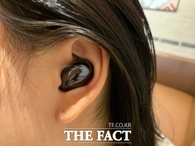 갤럭시버즈 라이브는 기기가 외부로 돌출되지 않는 디자인이다. /최수진 기자