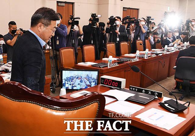 비동의강간죄를 담은 형법 개정안은 법사위에 회부돼 법안소위를 거치는 등 절차를 지날 예정이다. 류 의원 법안은 먼저 발의된 백혜련 민주당 의원 법안과 함께 다뤄질 전망이다. 지난 6월 열린 국회 법제사법위원회 전체회의. /배정한 기자