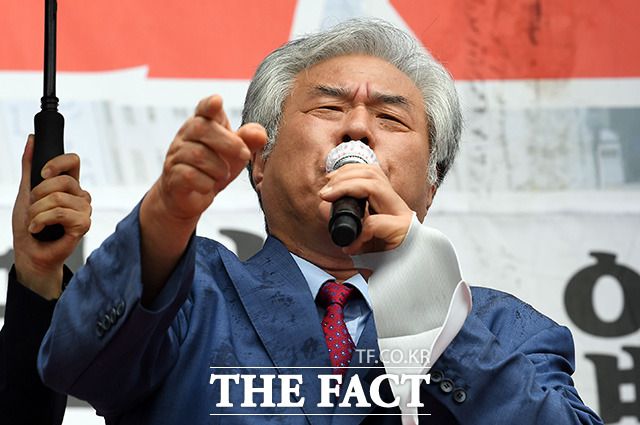 서울시가 광복절 집회 참석자 모두에게 신종 코로나바이러스 감염증(코로나19) 검사를 받을 것을 당부했다. 전광훈 목사가 15일 오후 서울 광화문광장에서 열린 '8.15 광화문 국민대회'에서 정부를 규탄하고 있다. /임영무 기자