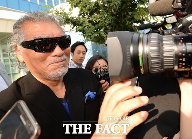 이번 KBS 추석 스페셜 출연은 자신의 노래가 KBS에서 가장 많이 방송된 데 대한 보답 의미도 있는 것으로 알려졌다. 사진은 나훈아가 이혼 소송 당시 수원지법 여주지원에서 조정을 마치고 귀가하는 장면. /임세준 기자