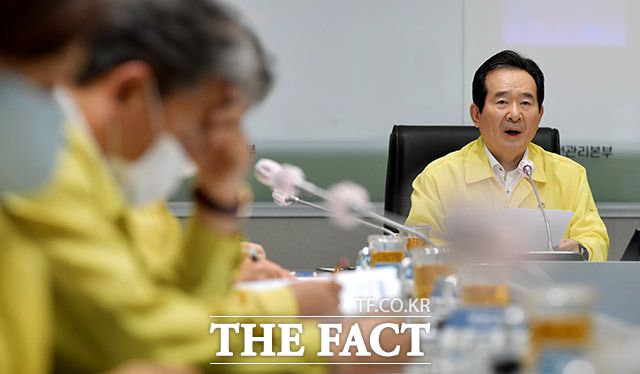 정세균 국무총리는 18일 "지금 코로나19의 확산을 막지 못하면, 그간 힘겹게 쌓아온 방역의 공든 탑이 무너져 내릴 수 있다"고 강조했다. 코로나19 대응 중대본 회의에 참석해 모두 발언하는 정 총리. /이덕인 기자