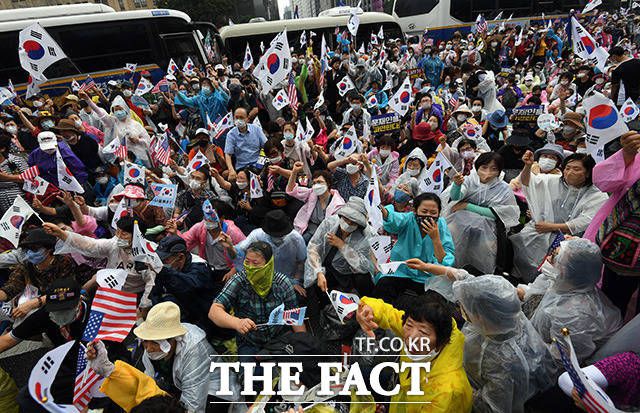 최근 서울을 비롯한 수도권에 코로나19 신규 확진자 수가 폭증하고 있다. 사진은 전광훈 목사가 이끄는 사랑제일교회와 보수단체가 지난 15일 서울 광화문광장에서 열린 집회에 참석한 모습. /임영무 기자