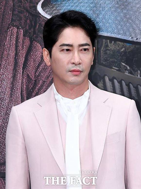 강지환 변호인이 강지환 자택의 CCTV와 카카오톡 내용을 공개하자 누리꾼들의 갑론을박이 이어졌다. /더팩트 DB