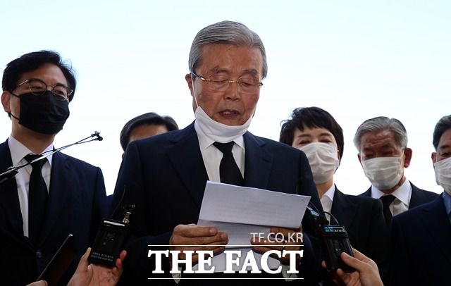 김종인 비대위원장이 19일 오전 광주 5·18 민주묘지 참배에 앞서 사과문을 읽고 있다. /뉴시스