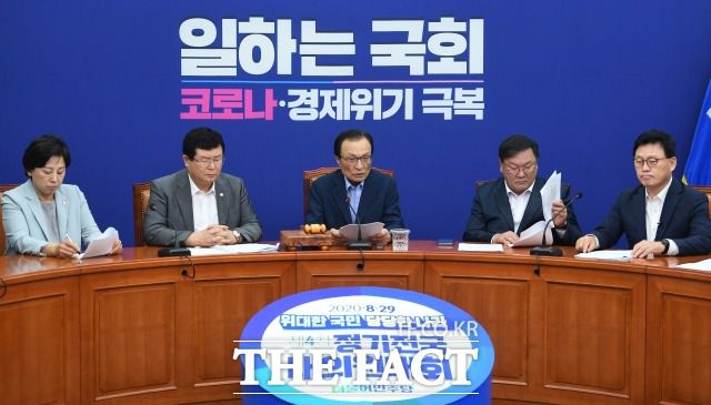 더불어민주당 지도부는 19일 최근 수도권을 중심으로 한 코로나19 재확산에 대해 미래통합당 탓으로 돌렸다. 8월 3일 최고위원회의에서 모두 발언하는 남인순·설훈 최고위원·이해찬 대표·김태년 원내대표·박광온 최고위원(왼쪽부터). /이새롬 기자