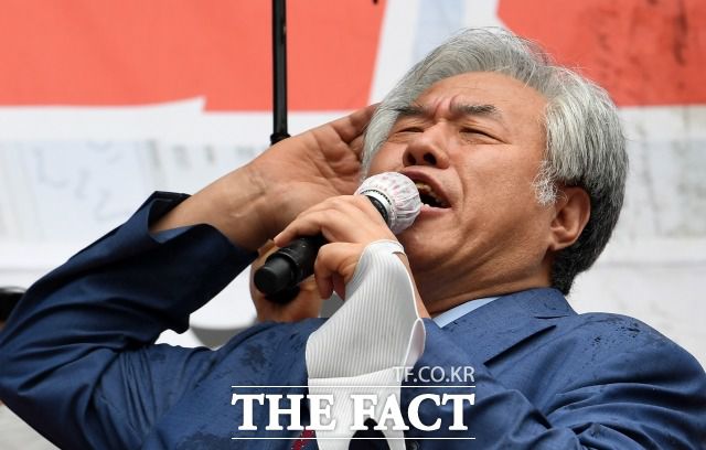 전광훈 사랑제일교회 담임 목사가 20일 입장문을 내 "검사를 많이 해서 코로나19 확진자 수가 증가한 것"이라고 주장했다. 사진은 지난 15일 오후 서울 광화문광장에서 열린 '8.15 광화문 국민대회'에 참석한 전 목사의 모습. /임영무 기자